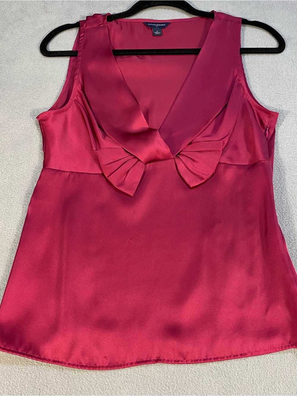 Banana Republic women’s Fuchsia Sleeveless Satin Blouse with Bow Motif, size 4